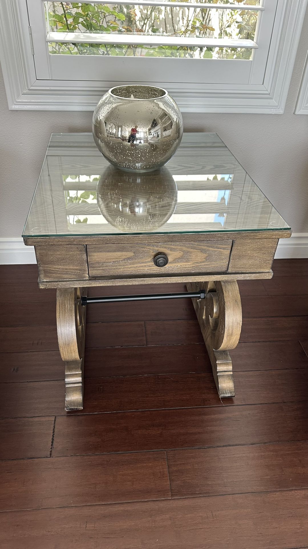 2 Side tables