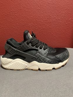 Woman’s Nike Air Huarache Size 7