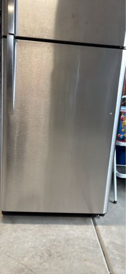 Frigidaire Top-Freezer Refrigerator