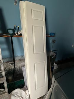 Set of bi-fold closet doors white
