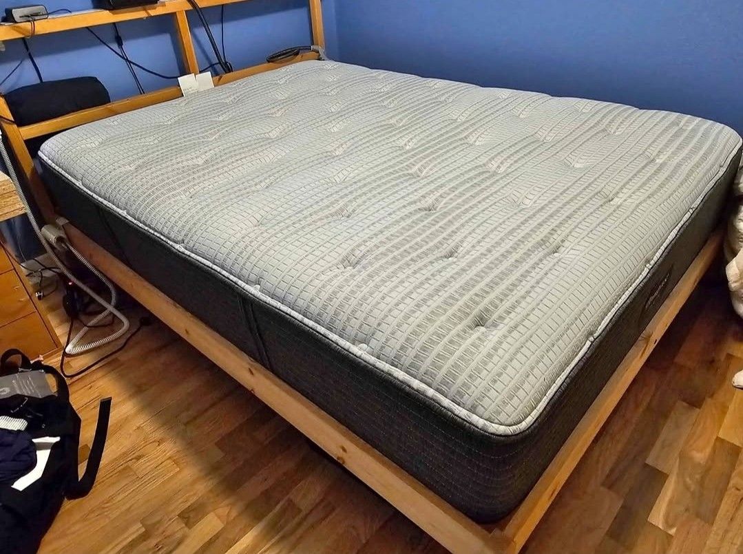 Clean Queen Size Beautyrest Luxury Mattress 