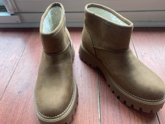 Women’s boots size 7