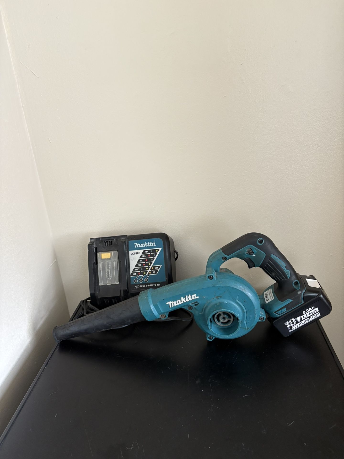 MaKIta blower charger and battery