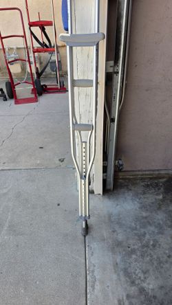 Adjustable underarm crutches