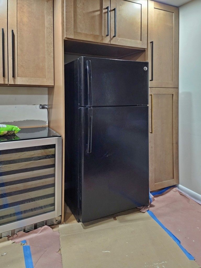 GE Apartment Sized Refrigerator w/ Ice Maker
