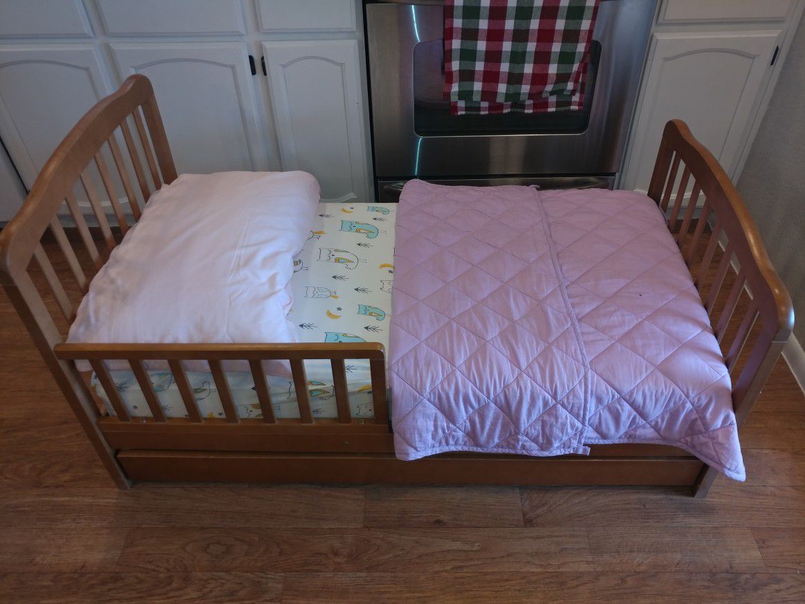 Wood toddler bed with mattress