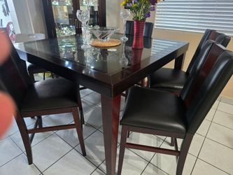 Mesa de comedor y sillas