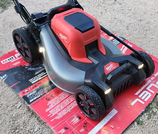 Milwaukee
M18 FUEL Brushless Cordless 21 in. Walk Behind Dual Battery Self- Propelled Mower