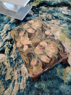 Footstool in great condition no rips or tears or chips