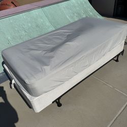 Twin Bed Mattress / Box spring/ Metal Frame