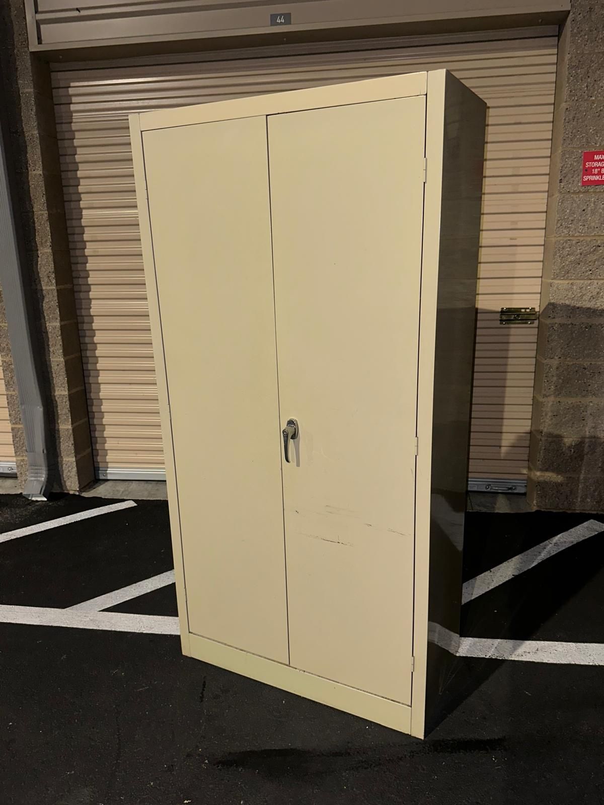 Metal Storage Cabinet With 2 Keys / Gabinete De Metal Con Dos Llaves