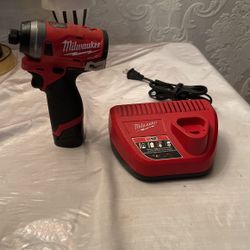 Taladro De Impacto De 12 Volts FUEL Brushless Milwaukee En