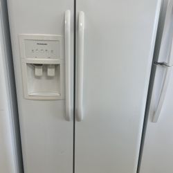 White Frigidaire Refrigerator / Nevera usada Perfect Cond