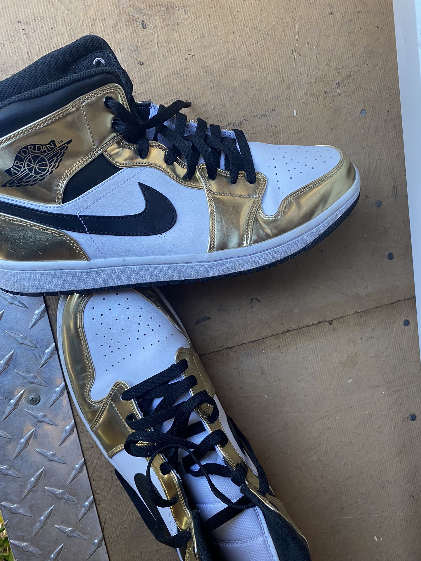 Gold Jordan’s 11.5 Size 