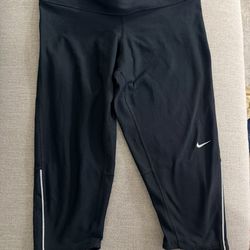 Nike Dri-FIT cropped athletic leggings (Medium)
