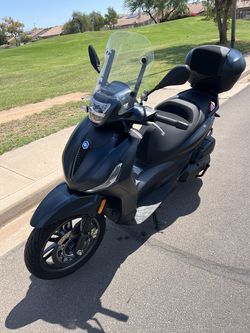 2023 Piaggio BV400 scooter - Perfect Condition