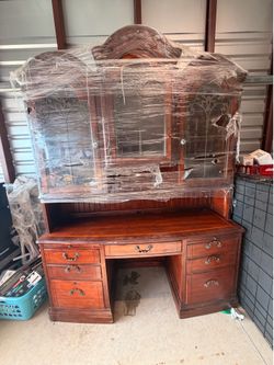 HOOKER FURNITURE CHERRY DESK W. HUTCH