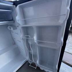 Mini fridge 3:3 Cubic Feet Midea Brand