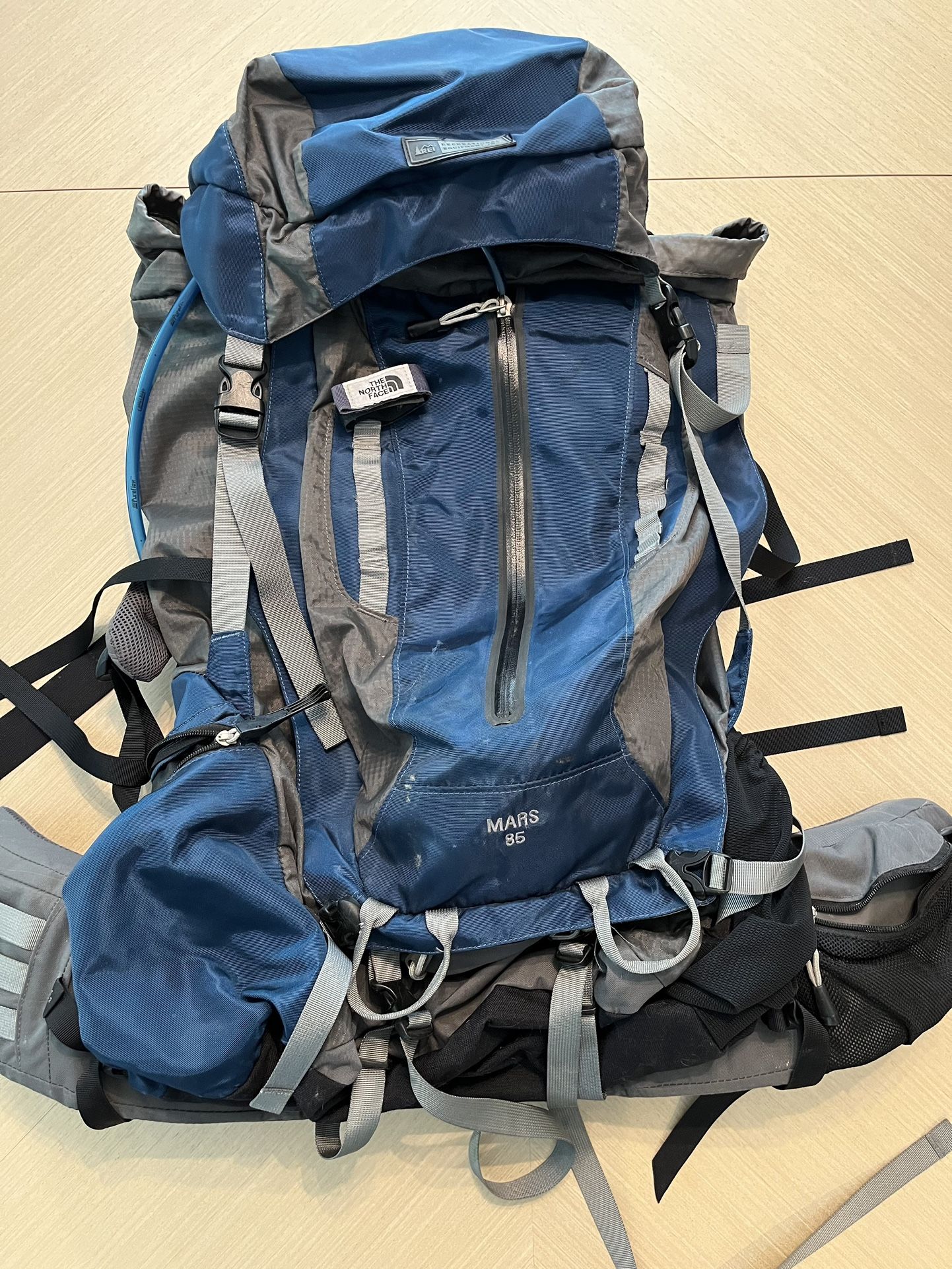REI Mars 85 Hiking Backpack Size Medium Men’s Blue Backpack Camelback