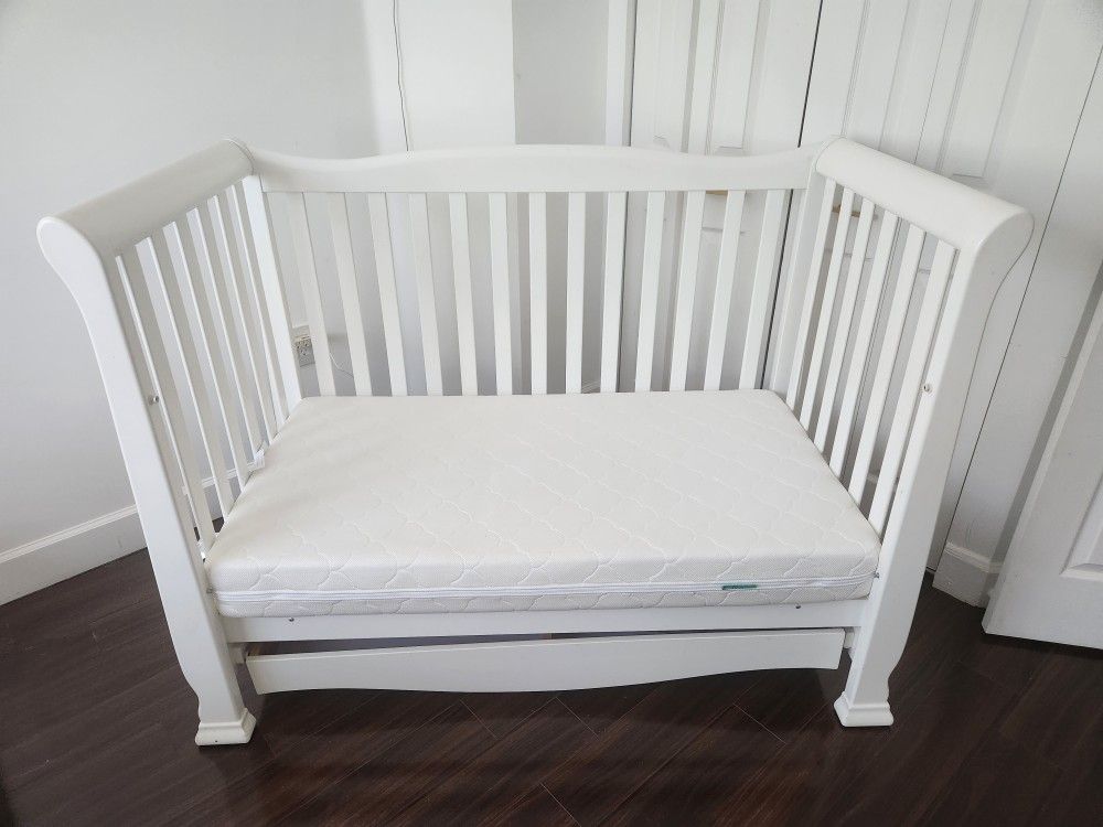 Baby/toddler Crib With A Brand New NEWTON mattress 