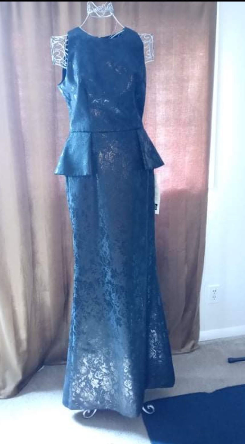 This dress is from Saks Fifth Avenue Formal dressFormal dress Size 6