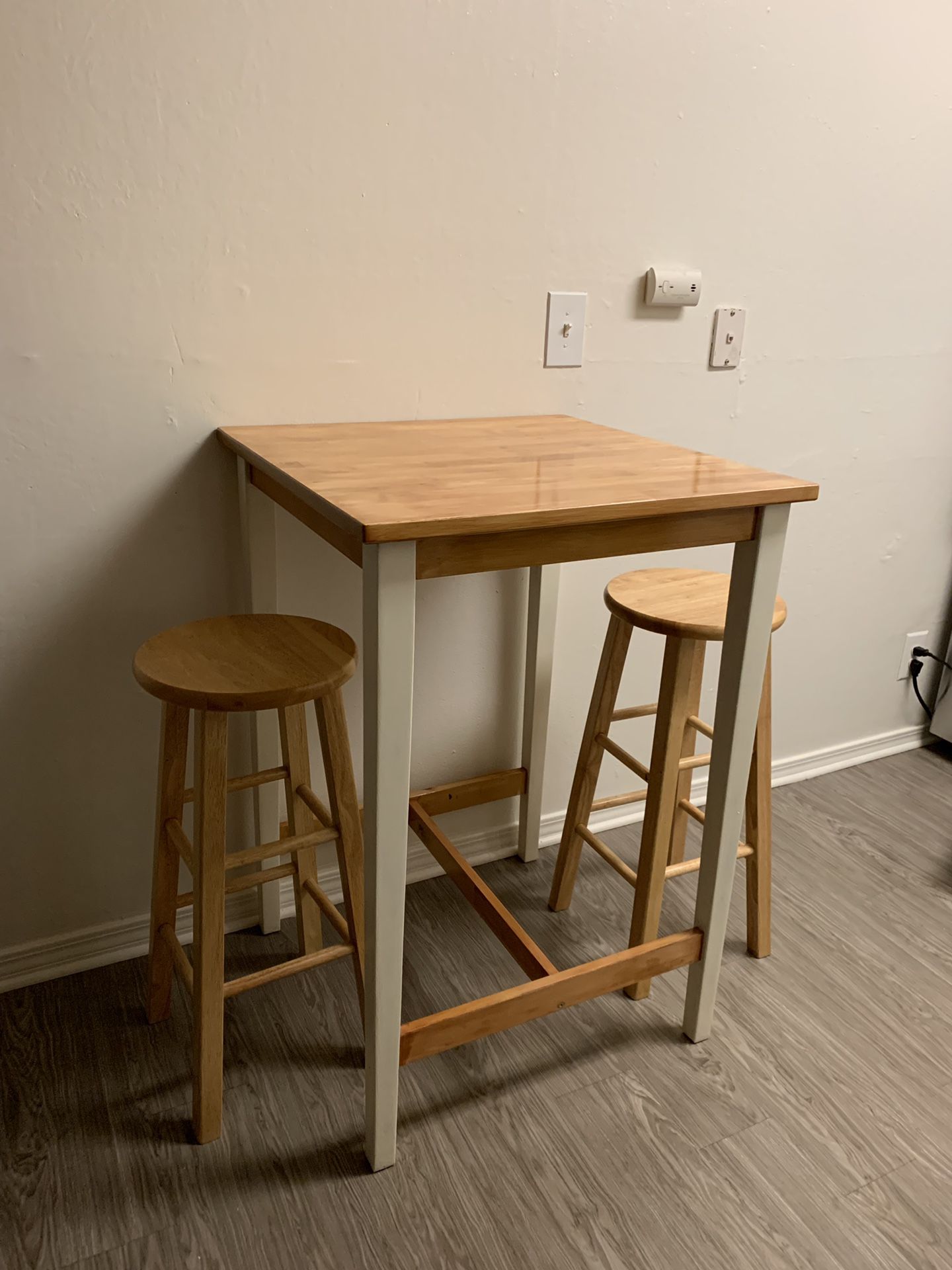 like new kitchen table with stools