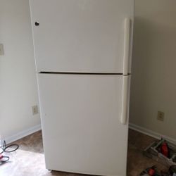 Ge Fridge With Icemaker Works Great 150