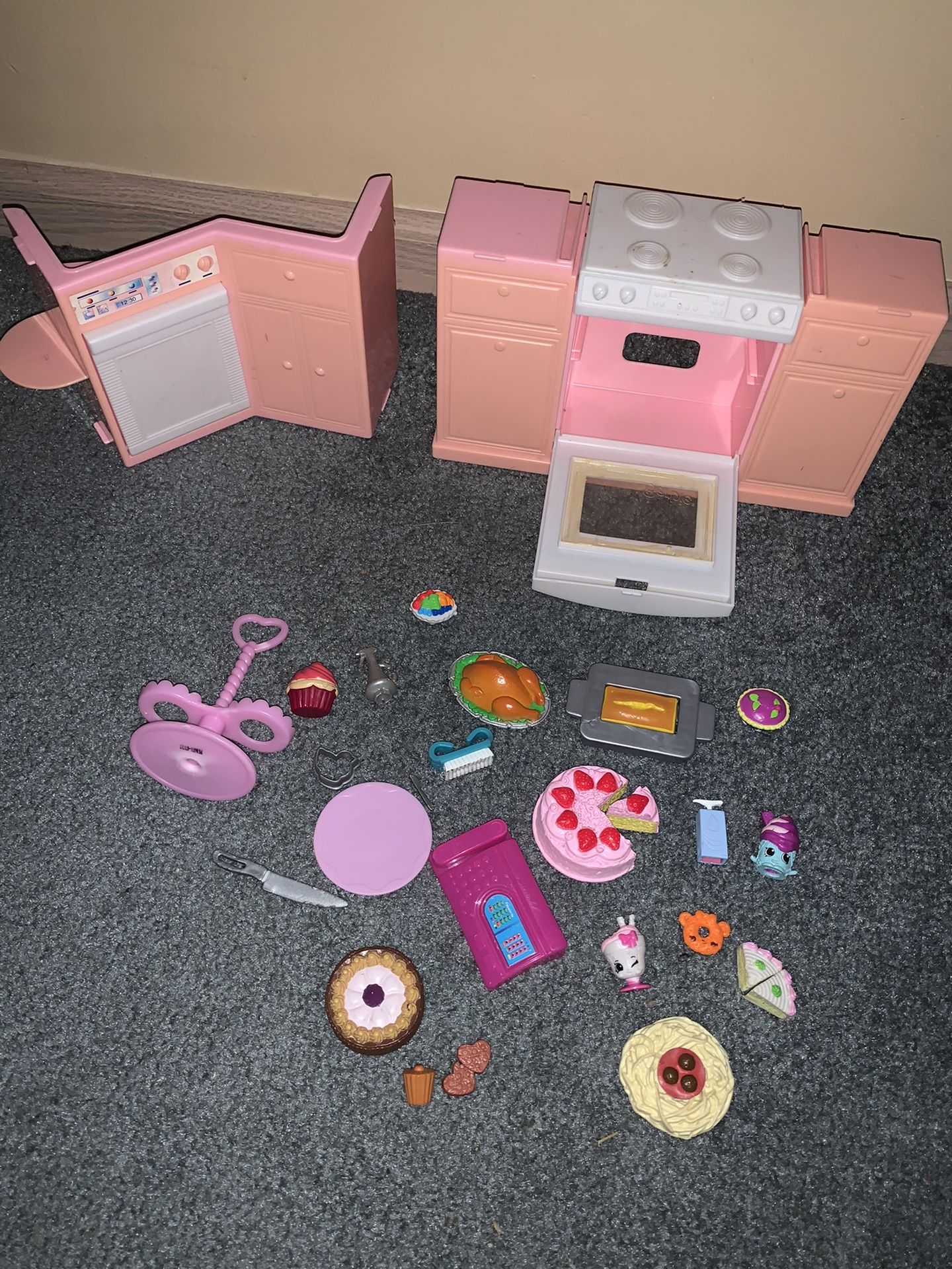 Barbie doll house 26 piece accessories food pretend store/market/bakery/kitchen play set