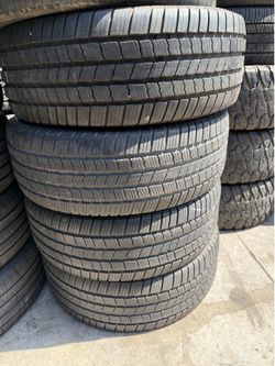275 65 18 Michelin I sell this Seth of tires with 80% life the 4