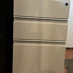 3 Drawer Mobile File Cabinet  / 3 X $50 