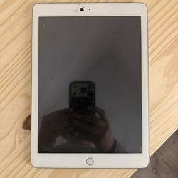 iPad 5th Gen (A1823) – Cracked Screen, Home Button Not Working – For Parts / Repair