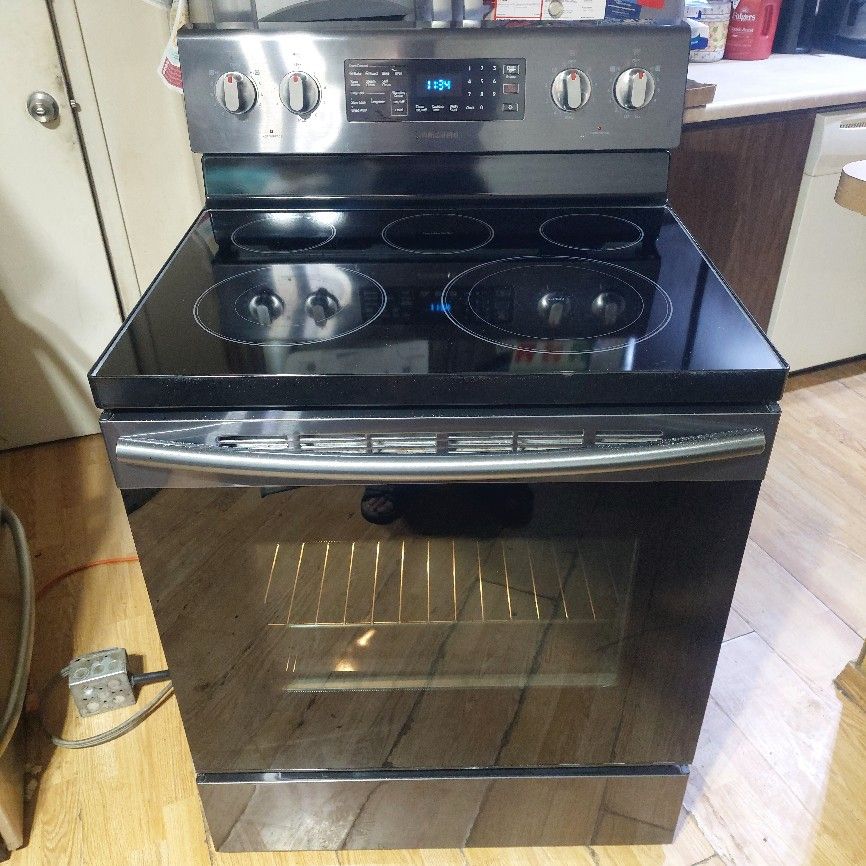 Reduced-Beautiful, Black Stainless and Black, Samsung 5 Burner Glass Top Stove With Dual Function Self Cleaning Convection Oven Works Excellent