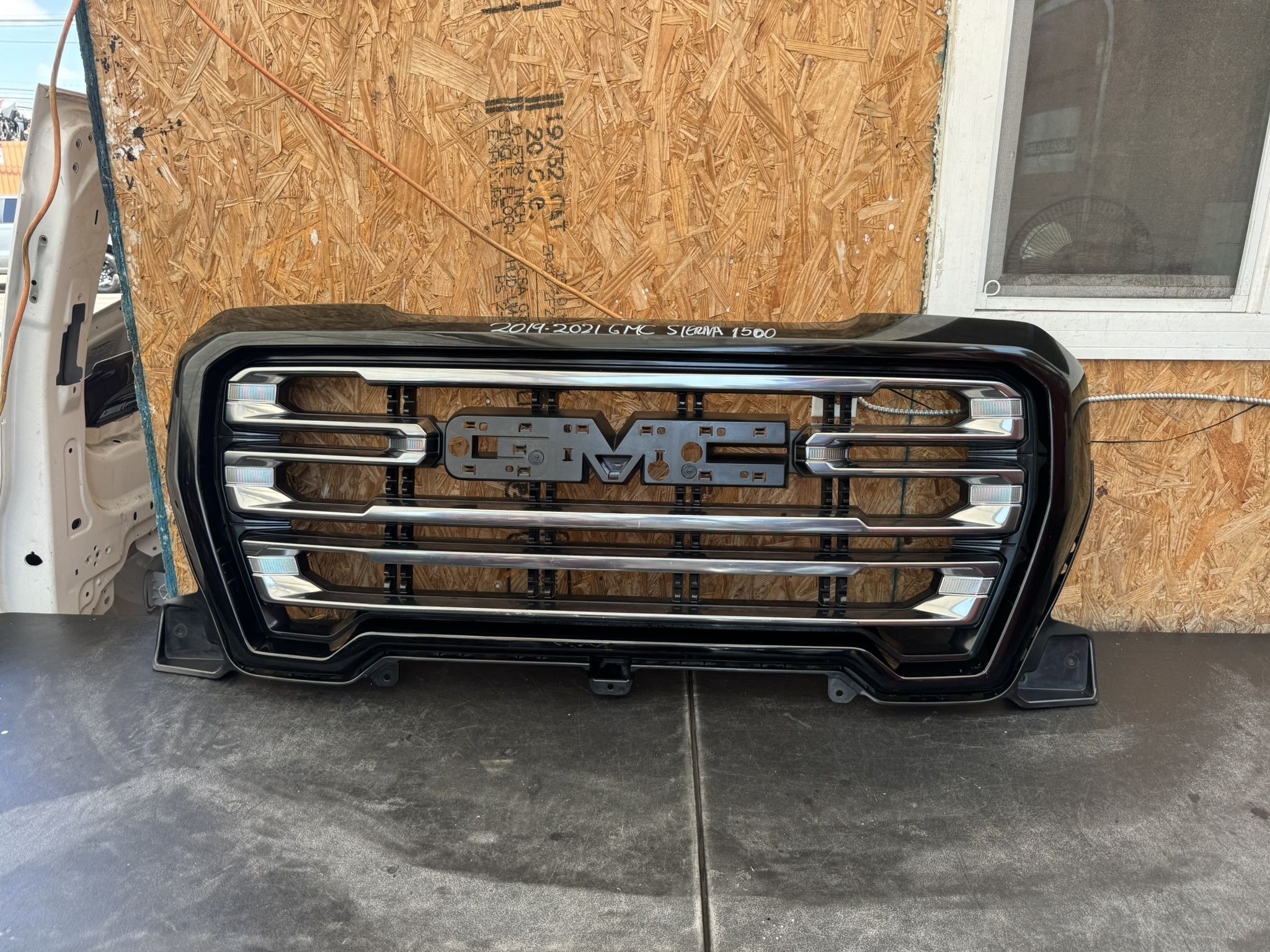 2019 2020 2021 GMC SIERRA 1500 FRONT GRILLE OEM USED