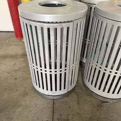 Alpine Industries 36-gallon commercial outdoor trash can with a dome lid.