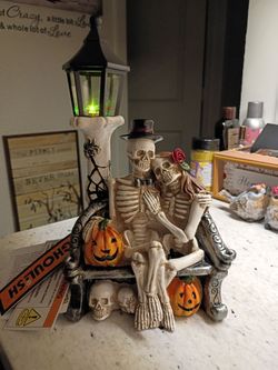 Super cute Skeleton Couple Halloween Decor