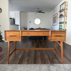 ✨ West Elm Mid-Century Desk – Acorn Finish – Great Condition! ✨