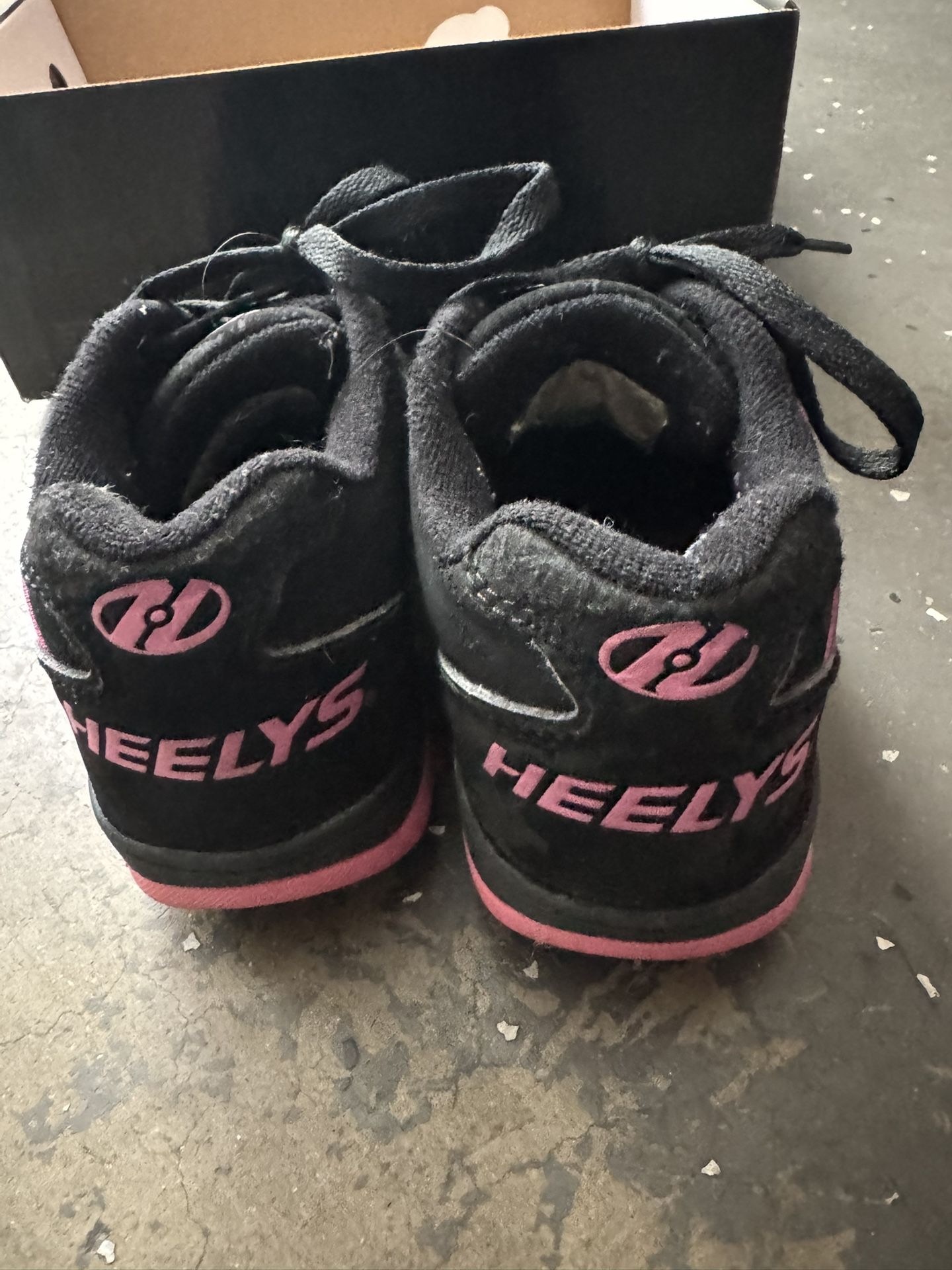 Black/Pink Heelys wheeled sneakers Youth Mids Size 2