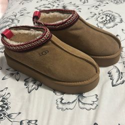 Women Ugg Size 7 