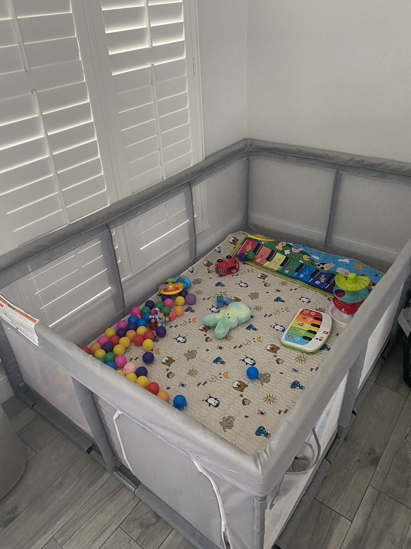 Playpen Like New 