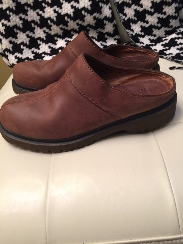 Brand new Genuine leather Clogs Sole Slip Protection. SIZE 8