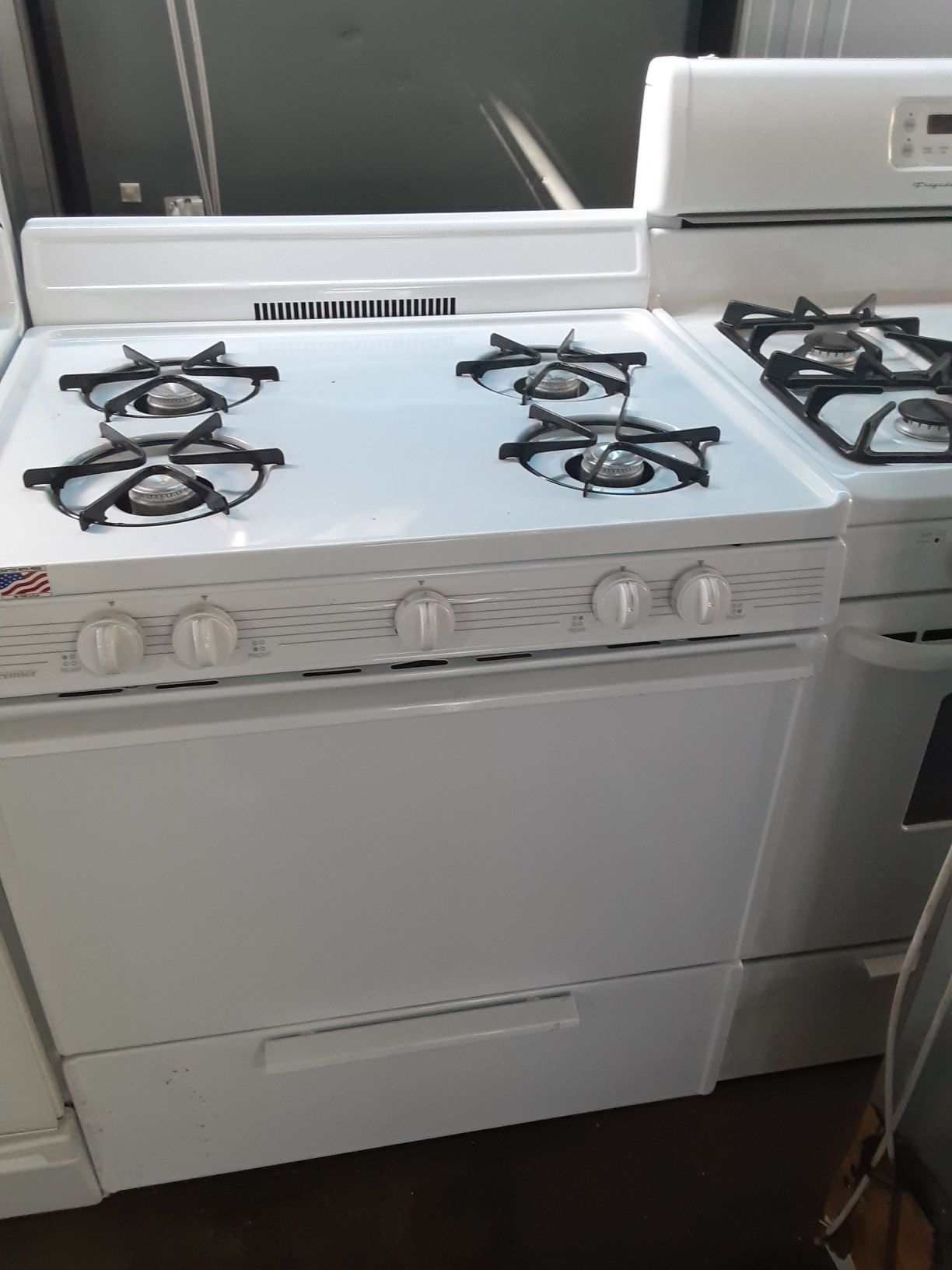 $250 premier white gas stove includes delivery in the San Fernando valley warranty and installation
