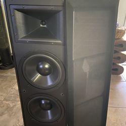 tow klipsch speakers