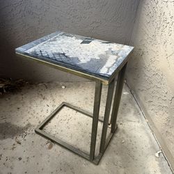 C-table / cantilever side table