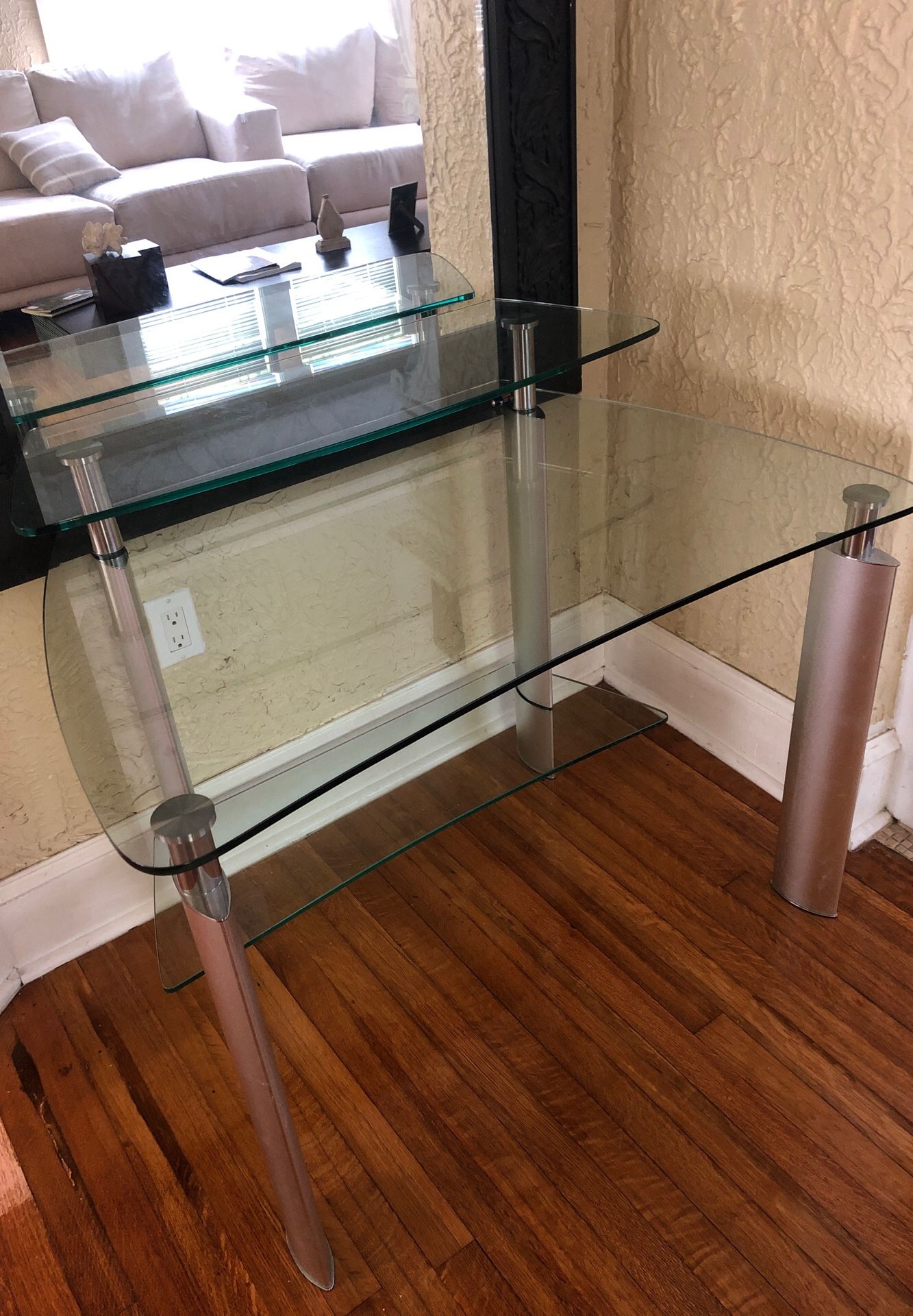 Excelent quality ,almost new, glass top desk!!!!! Great opportunity!