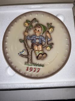 1977 Hummel annual plate. $20. Excellent, no cracks chips or crazing. 7 1/2 inches.