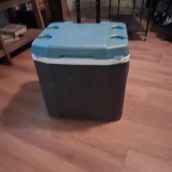 Big Igloo Ice Chest Like New 