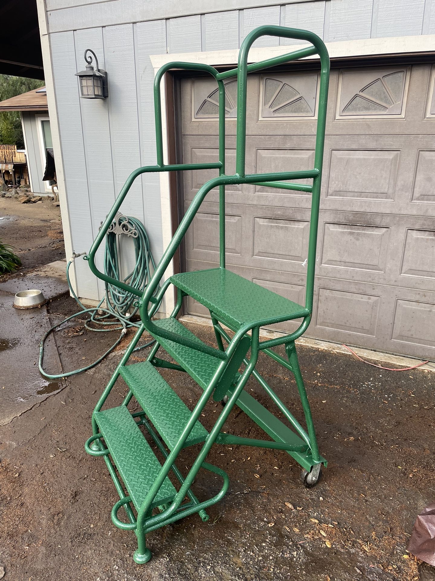 Industrial Rolling 4 Step Safety Ladder With Rails