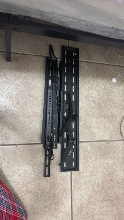 Tv stand (needs screws)