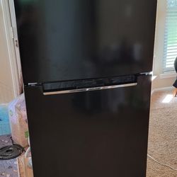 Top Freezer Refrigerator 10.1 cu. ft.