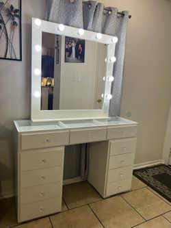Glass Top Vanity With Bulbs $535